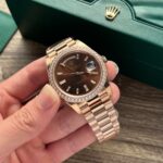 Đồng Hồ Rolex Day-Date 228235 Mặt Chocolate Đính Đá Fake 11 EW (2)