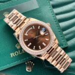 Đồng Hồ Rolex Day-Date 228235 Mặt Chocolate Đính Đá Fake 11 EW (2)