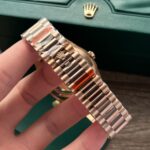 Đồng Hồ Rolex Day-Date 228235 Mặt Chocolate Đính Đá Fake 11 EW (1)