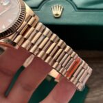 Đồng Hồ Rolex Day-Date 228235 Mặt Chocolate Đính Đá Fake 11 EW (1)