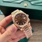 Đồng Hồ Rolex Day-Date 228235 Mặt Chocolate Đính Đá Fake 11 EW (1)