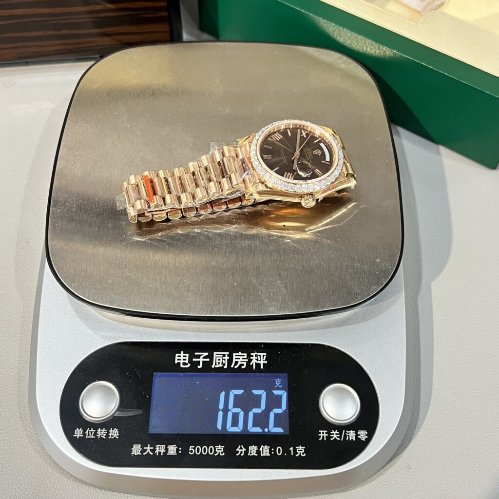 Đồng Hồ Rolex Day-Date 228235 Tinh Chỉnh Độ Moissanite 40mm (1)