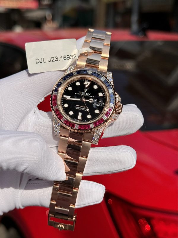 Đồng Hồ Rolex GMT-Master II 126755 SARU Rep 11 Bọc Vàng Độ Moissanite Sapphire 41mm (1)