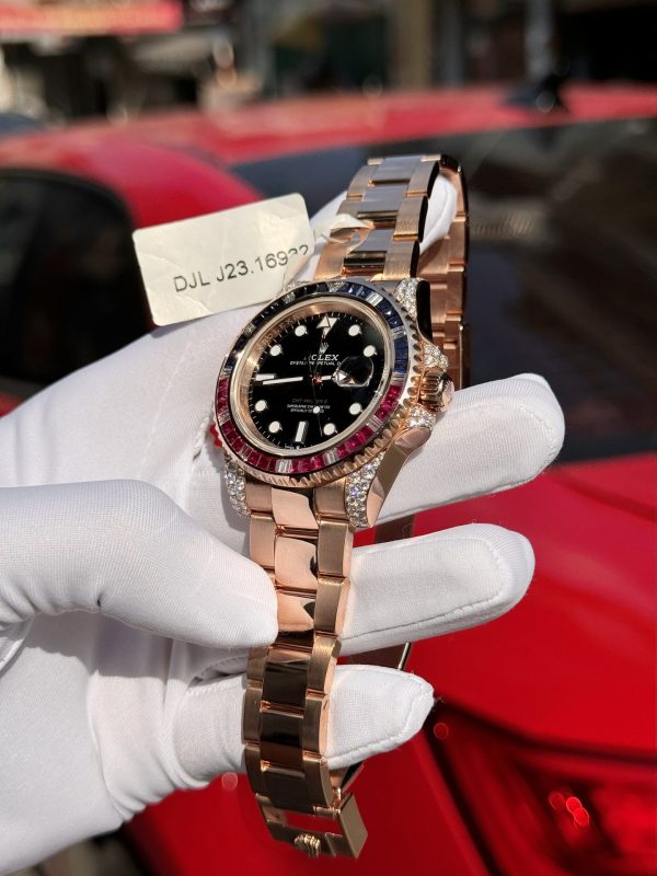 Đồng Hồ Rolex GMT-Master II 126755 SARU Rep 11 Bọc Vàng Độ Moissanite Sapphire 41mm (1)