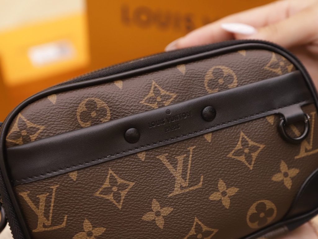 Túi Đeo Chéo Louis Vuitton LV Wearable Wallet Màu Nâu 