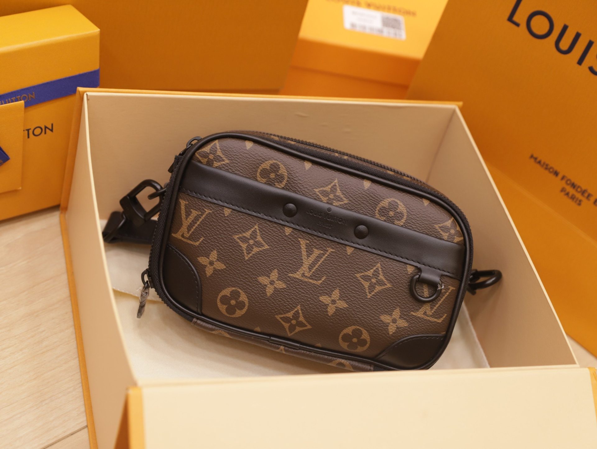Túi Đeo Chéo Louis Vuitton LV Wearable Wallet Màu Nâu