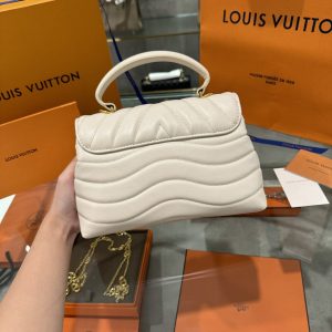 Túi Xách Louis Vuitton Hold Me Màu Trắng Sữa Like Auth 23x15x10cm (2)