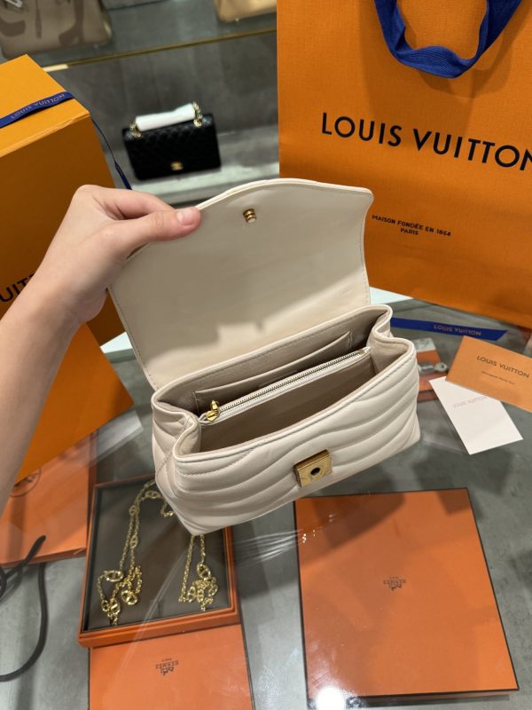 Túi Xách Louis Vuitton Hold Me Màu Trắng Sữa Like Auth 23x15x10cm (2)