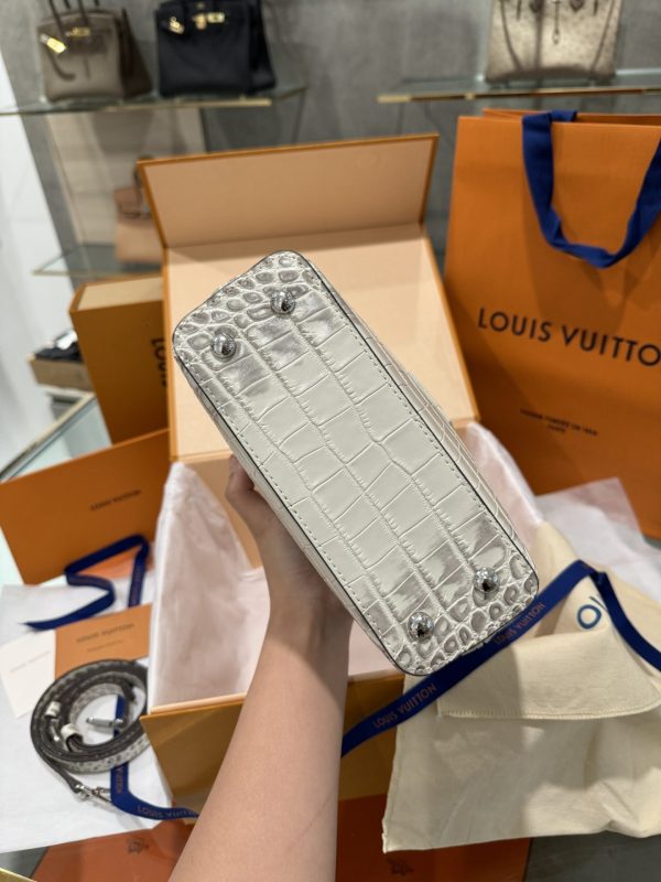 Túi Xách Louis Vuitton LV Capucines Vân Da Cá Sấu (7)