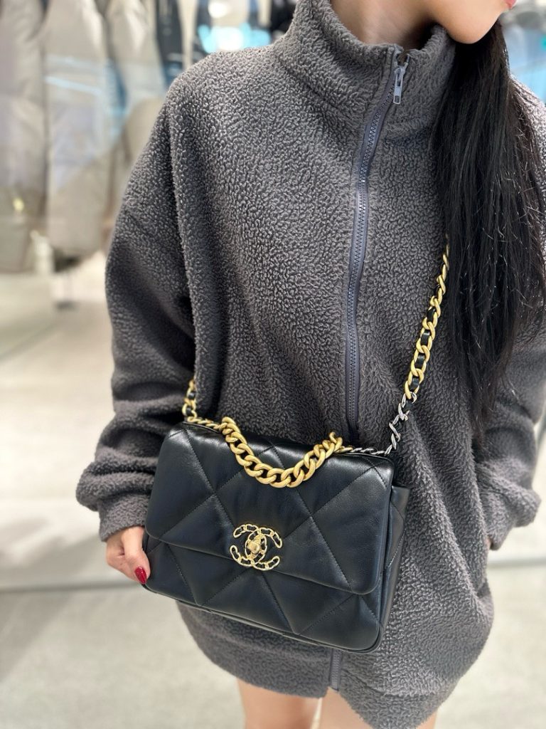 Túi Chanel C19 Like Auth Nữ Màu Đen Khoá Vàng 26cm (2)