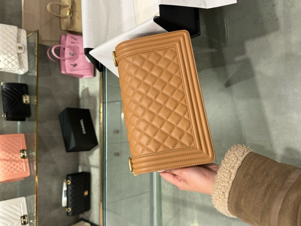 Túi Xách Chanel Boy Medium Like Auth Nữ Màu Nâu Khoá Vàng 25cm (2)