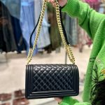 Túi Xách Hàng Hiệu Chanel Boy Medium Siêu Cấp Màu Đen Khoá Vàng 25cm (2)
