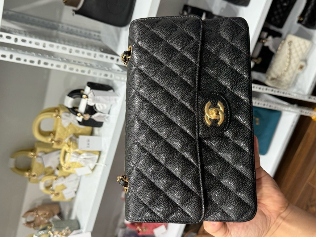 Túi Xách Hàng Hiệu Chanel Classic Da Hạt Màu Đen Khoá Vàng 25cm (2)