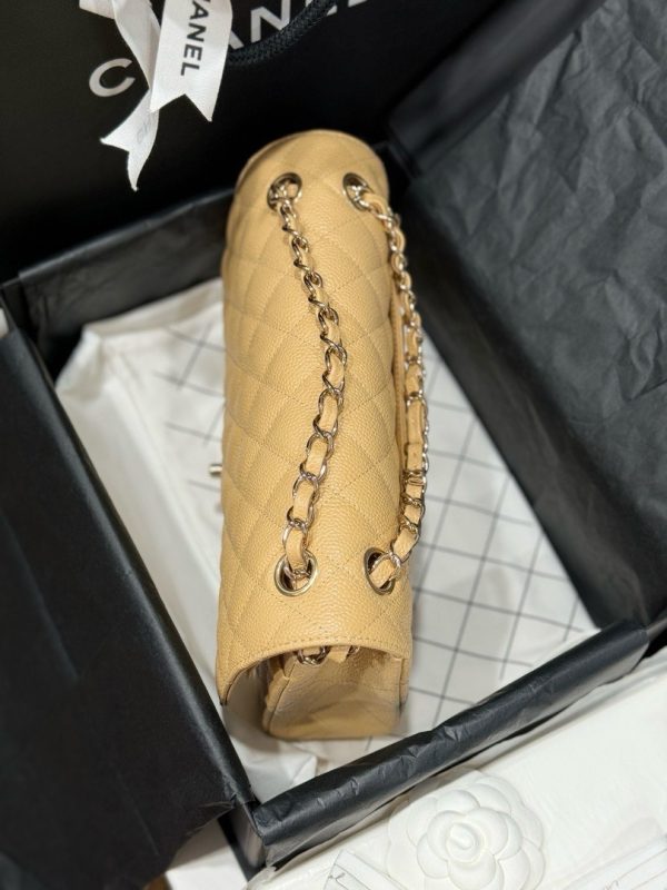 Túi Xách Hàng Hiệu Chanel Classic Nữ Màu Vàng Nhạt Khoá Bạc 25cm (2)