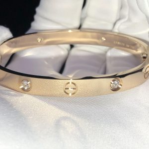 Vòng Tay Cartier Love Chế Tác Kim Cương Tự Nhiên Vàng Hồng 18K (2)