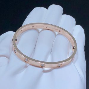 Vòng Tay Cartier Love Chế Tác Vàng Hồng 18K Đính Kim Cương (2)