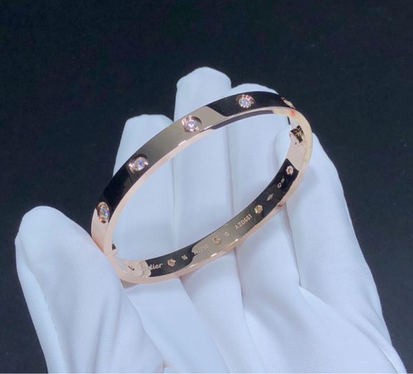 Vòng Tay Cartier Love Chế Tác Vàng Hồng 18K Đính Kim Cương (2)