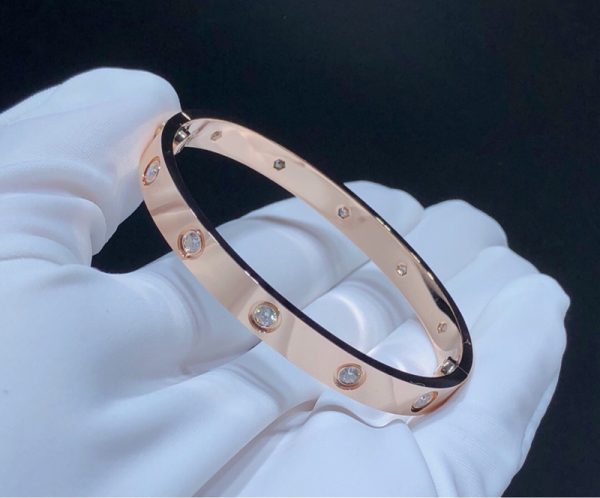 Vòng Tay Cartier Love Chế Tác Vàng Hồng 18K Đính Kim Cương (2)