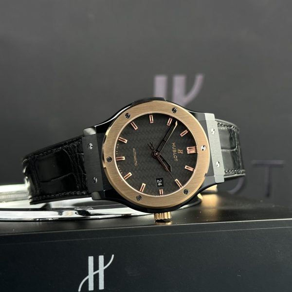 Đồng Hồ Hublot Tinh Chỉnh Classic Fusion Ceramic Demi Gold Mặt Carbon 42mm (4)