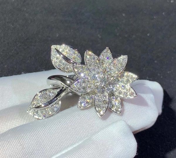 Nhẫn Van Cleef & Arpels Lotus Between the Finger Chế Tác Kim Cương Vàng Trắng 18K (2)