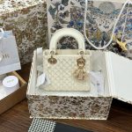 Túi Xách Dior Lady Nữ Màu Trắng Đính Ngọc Trai Like Auth 17cm (2)