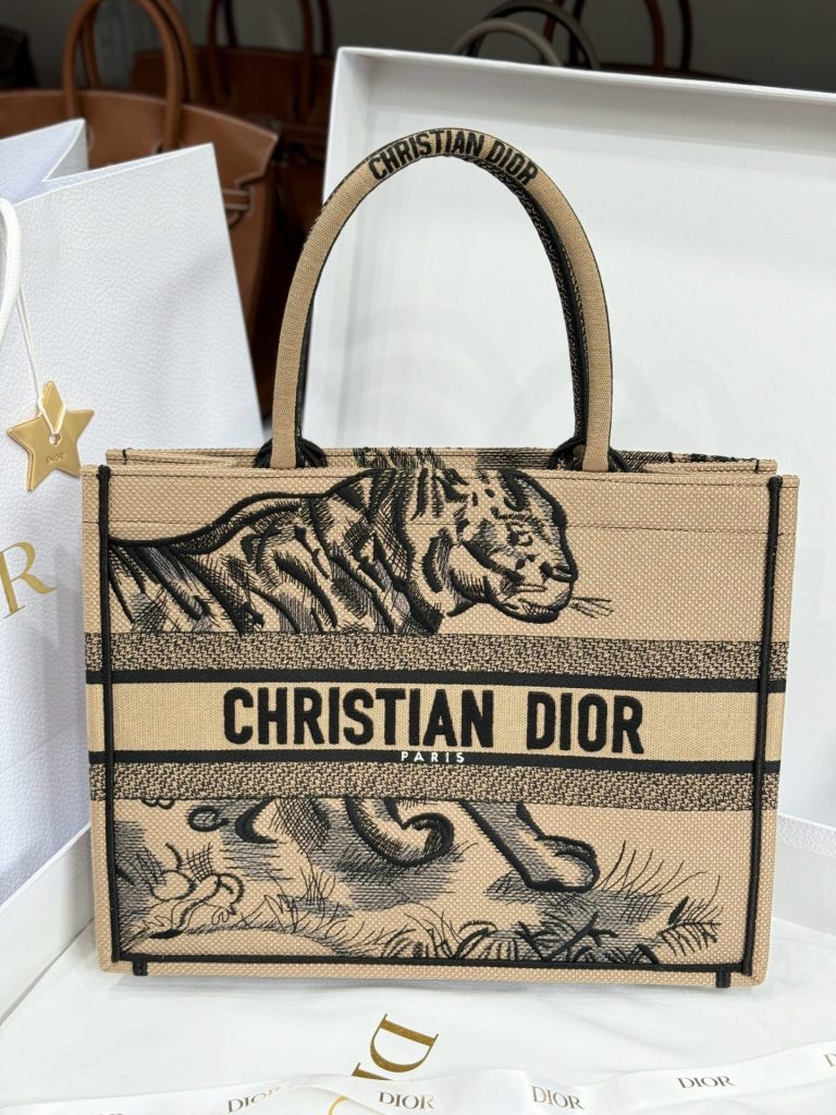 Túi Xách Nữ Dior Book Tote Siêu Cấp Hoạ Tiết Hổ Vằn 36cm (2)