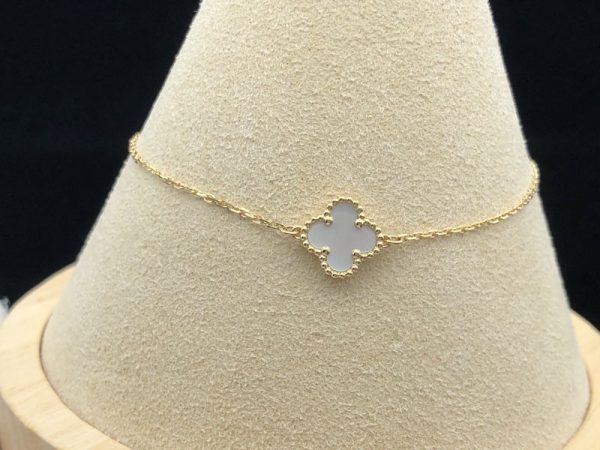 Vòng Tay Nữ Van Cleef & Arpels Vintage Alhambra Chế Tác Xà Cừ Vàng 18K (1)