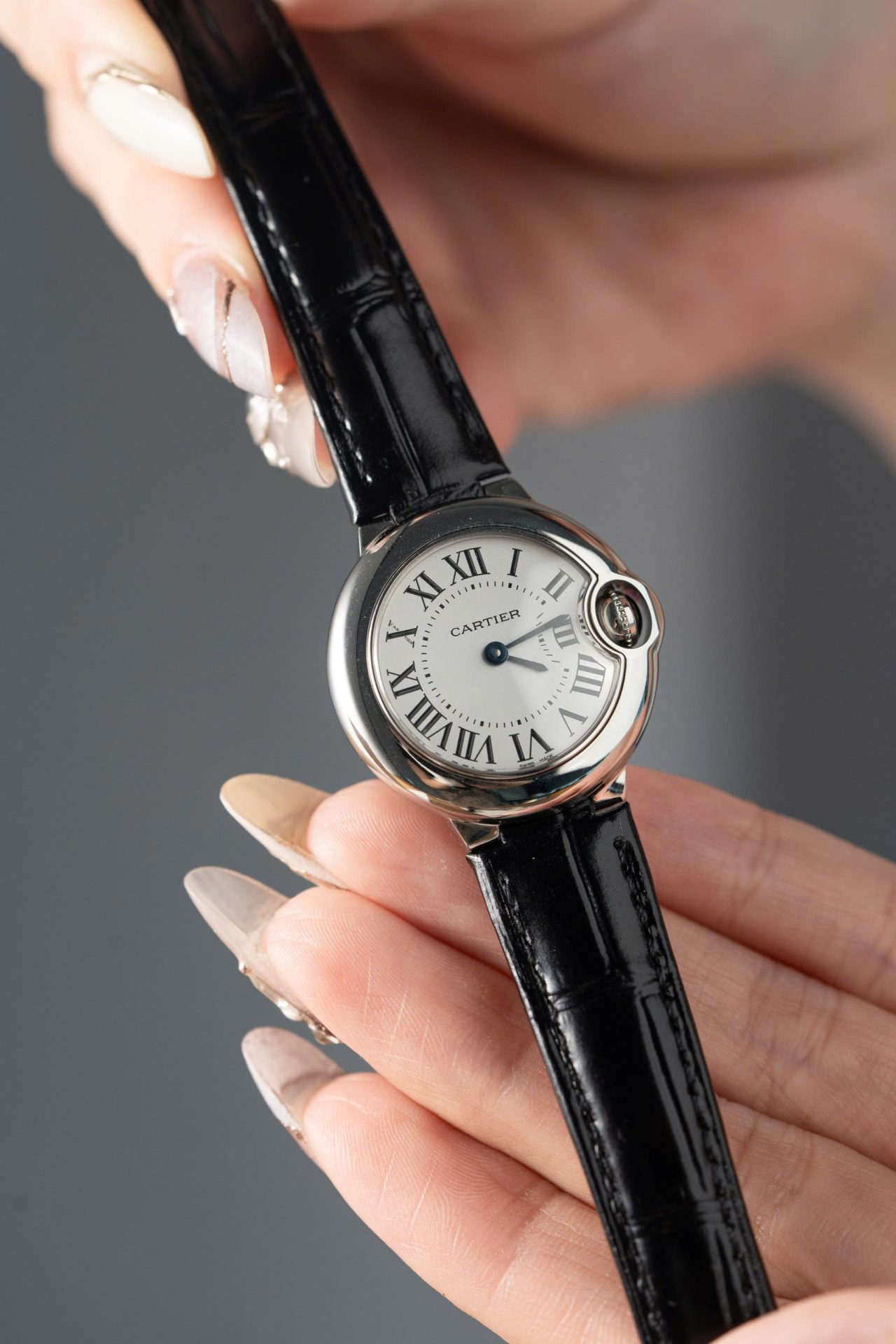 Đồng Hồ Cartier Ballon Bleu Nữ Máy Pin Thuỵ Sỹ Dây Da Màu Đen 28mm (2)