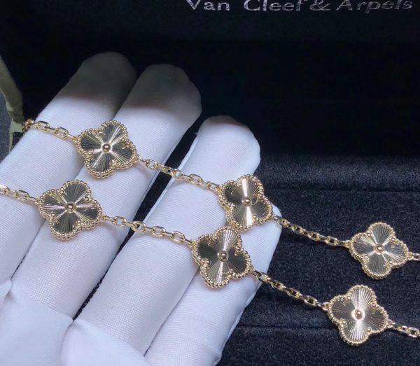 Vòng Tay Chế Tác Vàng 18K Van Cleef & Arpels Vintage Alhambra 5 Hoạ Tiết (2)