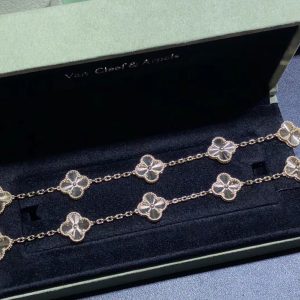 Vòng Tay Chế Tác Vàng 18K Van Cleef & Arpels Vintage Alhambra 5 Hoạ Tiết (2)