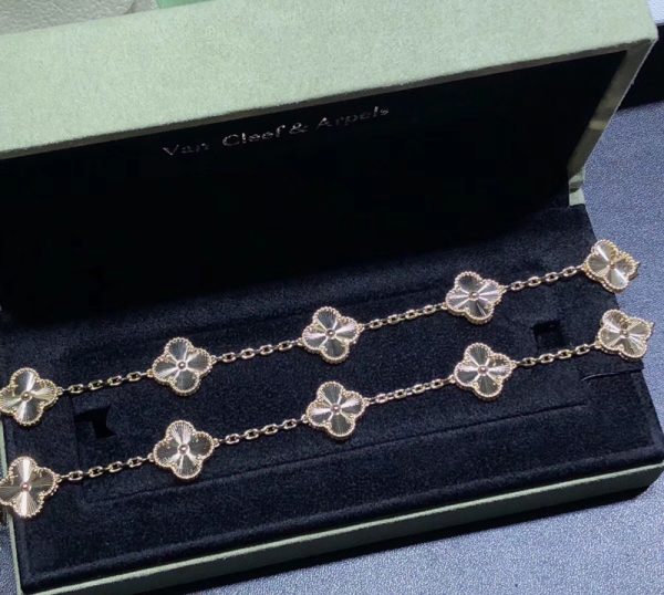 Vòng Tay Chế Tác Vàng 18K Van Cleef & Arpels Vintage Alhambra 5 Hoạ Tiết (2)