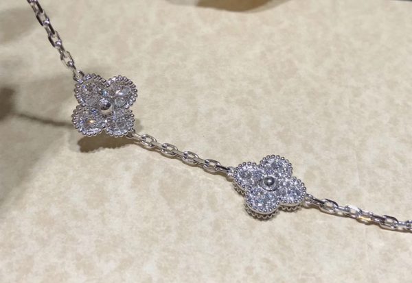 Vòng Tay Van Cleef & Arpels Alhambra 5 Hoạ Tiết Chế Tác Kim Cương Vàng Trắng 18K (2)