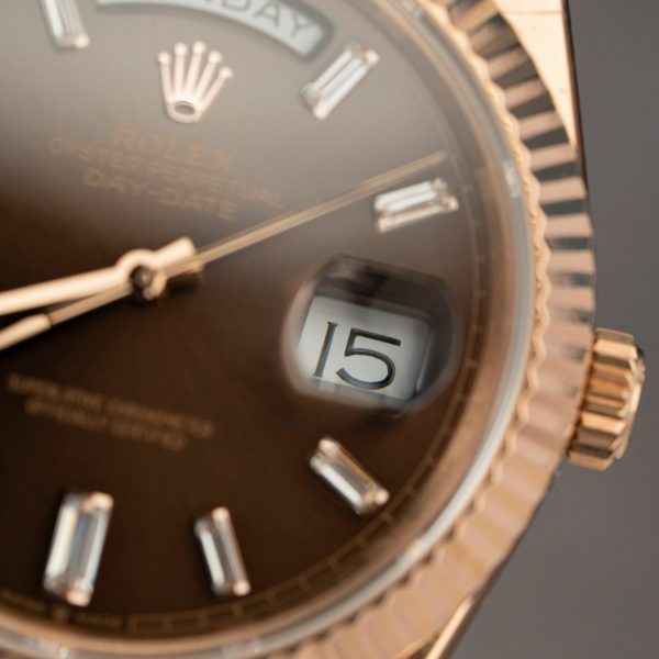 Đồng Hồ Rolex Day-Date 228235 Replica 11 Mặt Chocolate Trọng Lượng 185gram Nhà Máy QF 40mm (2)