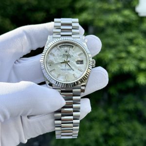 Đồng Hồ Rolex Day-Date Chế Tác Mặt Xà Cừ Cọc Số Đính Kim Cương Moissanite Baguetee 40mm (2)