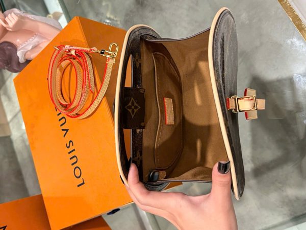 Túi Xách Louis Vuitton LV Around Me Hoạ Tiết Monogram 22 (2)