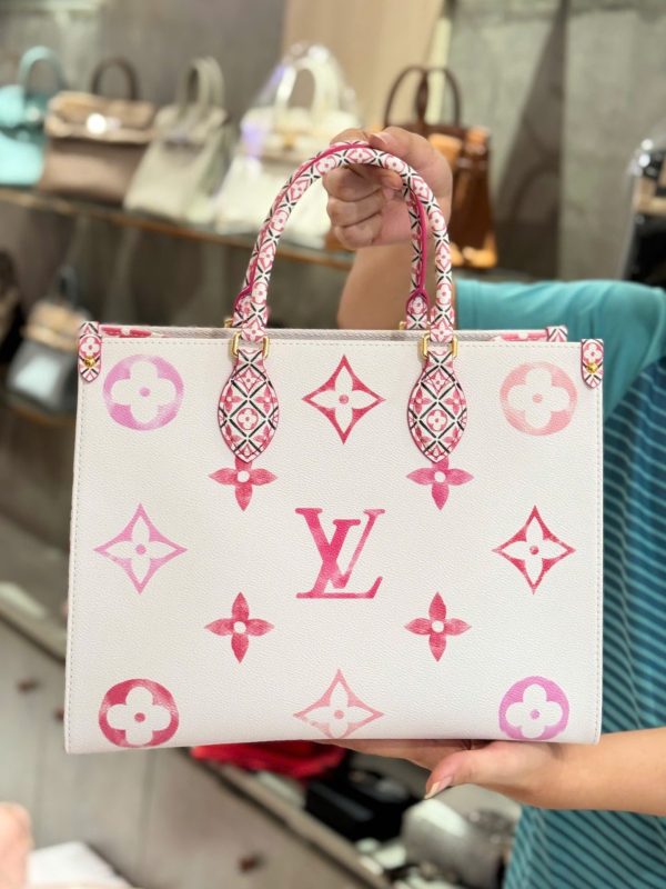 Túi Xách Louis Vuitton LV OnTheGo Hoạ Tiết Monogram Màu Hồng 35cm (2)