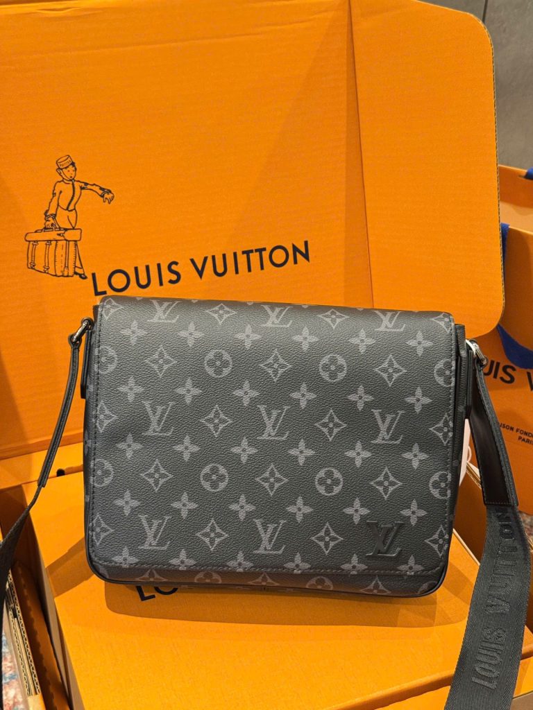 Túi Xách Nam Đeo Chéo Louis Vuitton Hoạ Tiết Monogram 26x20x7cm (2)