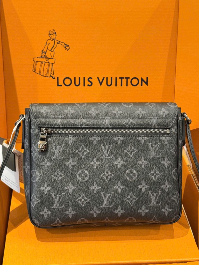 Túi Xách Nam Đeo Chéo Louis Vuitton Hoạ Tiết Monogram 26x20x7cm (2)