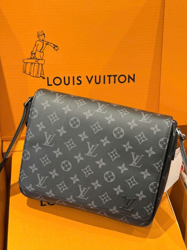 Túi Xách Nam Đeo Chéo Louis Vuitton Hoạ Tiết Monogram 26x20x7cm (2)