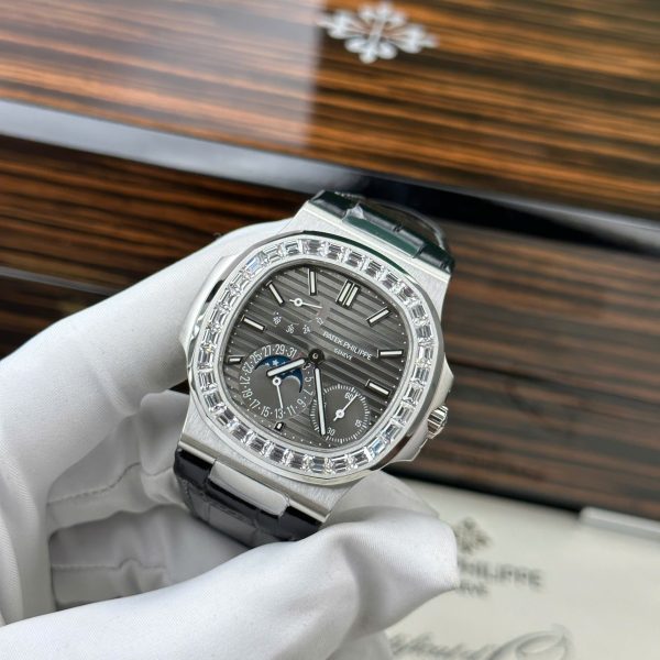 Đồng Hồ Patek Philippe Nautilus 5722 Replica 11 Mặt Xám Đính Đá Baguette Nhà Máy PPF 40mm (2)