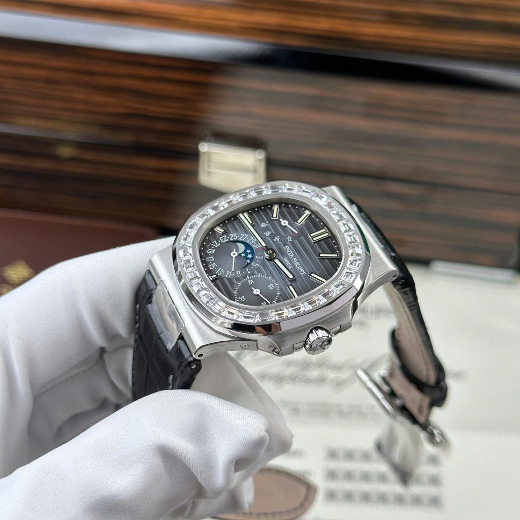 Đồng Hồ Patek Philippe Nautilus 5722 Replica 11 Mặt Xanh Đính Đá Baguette PPF Factory 40mm (2)