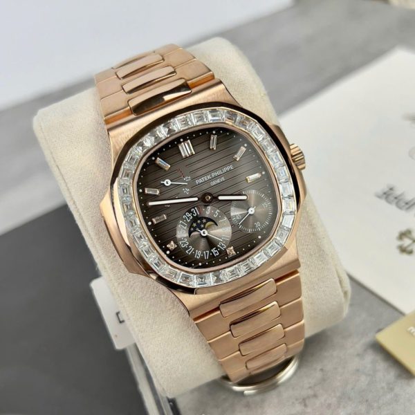 Đồng Hồ Patek Philippe Nautilus 5724R Mặt Xám Replica 11 Bọc Vàng Đính Kim Cương Moissanite Baguette PPF 40mm (2)