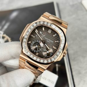 Đồng Hồ Patek Philippe Nautilus 5724R Mặt Xám Replica 11 Bọc Vàng Đính Kim Cương Moissanite Baguette PPF 40mm (2)