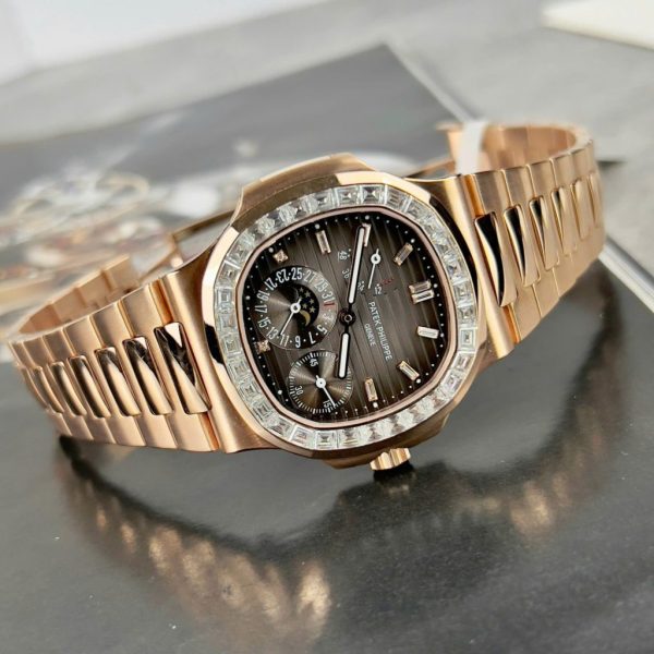 Đồng Hồ Patek Philippe Nautilus 5724R Mặt Xám Replica 11 Bọc Vàng Đính Kim Cương Moissanite Baguette PPF 40mm (2)