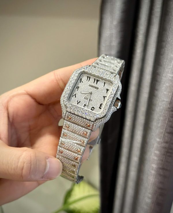 Đồng Hồ Cartier Santos Cọc Số Ả Rập Chế Tác Đính Full Kim Cương Moissanite Hong Kong 39 (2)