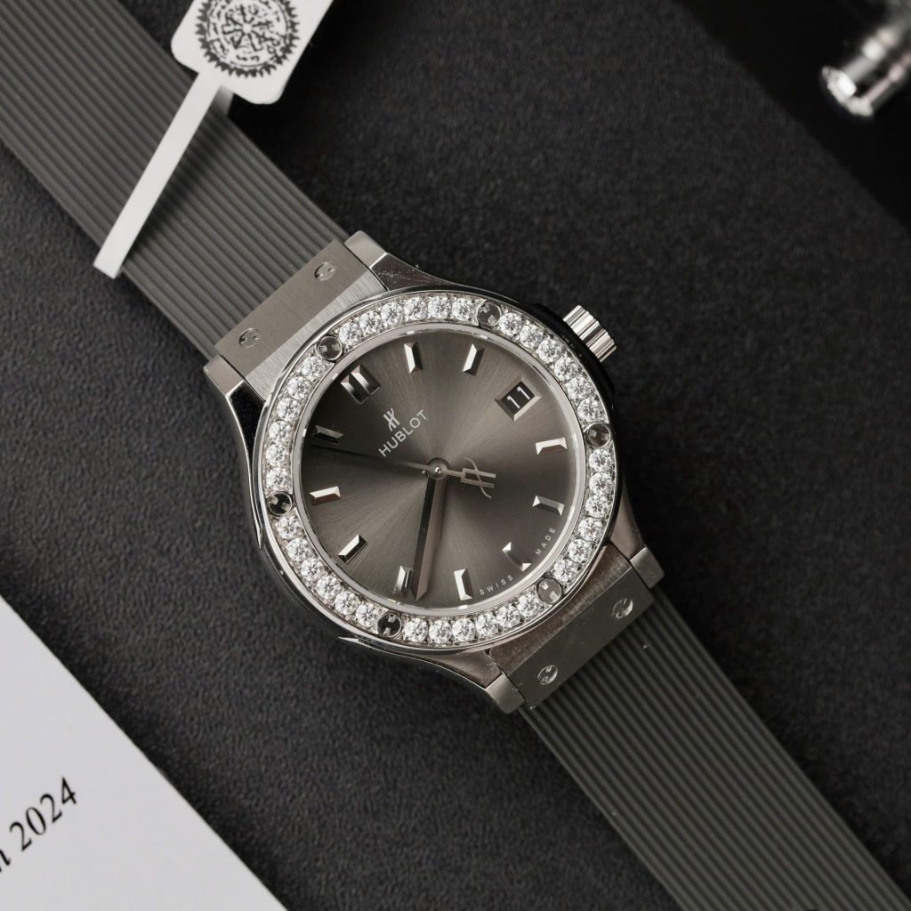 Đồng Hồ Hublot Classic Fusion Chế Tác Đính Kim Cương Moissanite Màu Xám 33mm (2)