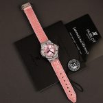 Đồng Hồ Hublot Classic Fusion Rep 11 Mặt Khảm Xà Cừ Màu Hồng Đính Kim Cương Moissanite 33mm (2)