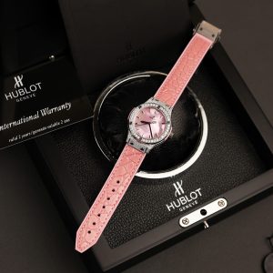 Đồng Hồ Hublot Classic Fusion Rep 11 Mặt Khảm Xà Cừ Màu Hồng Đính Kim Cương Moissanite 33mm (2)