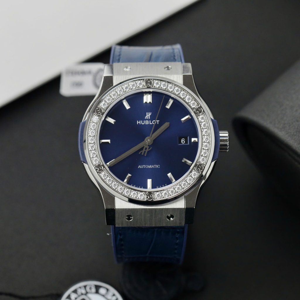 Đồng Hồ Hublot Classic Fusion Titanium Rep 11 Mặt Xanh Blue Viền Đính Kim Cương Moissanite 42mm (2)