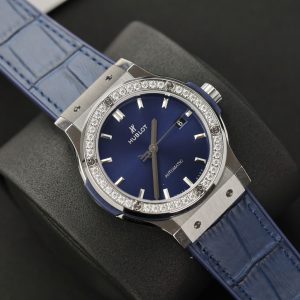 Đồng Hồ Hublot Classic Fusion Titanium Rep 11 Mặt Xanh Blue Viền Đính Kim Cương Moissanite 42mm (2)